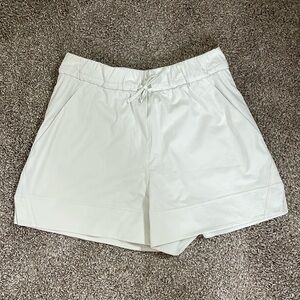 Cinchable Waist High-Rise Woven Short 3.5"